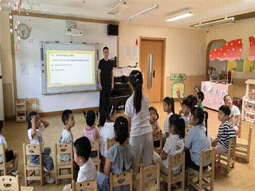 标题: 互动环节 - 说明 孩子们踊跃举手参与互动